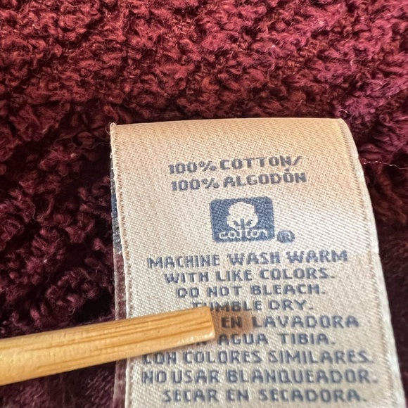 Bathroom Set - burgundy/wine bath rug 2 hand towels & 2 face cloths - Picture 5 of 7